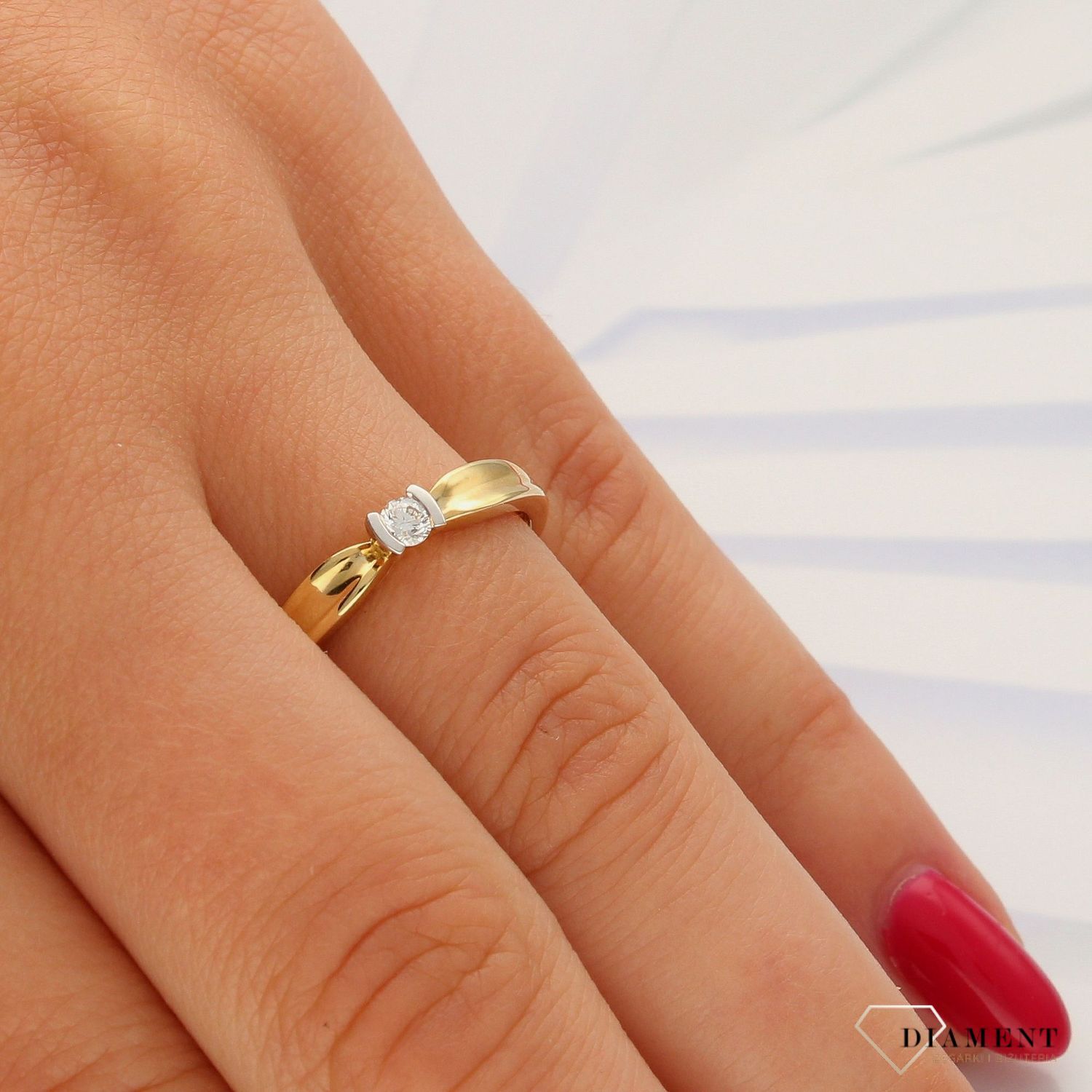 Pierścionek złoty DIAMENT żółte i białe złoto, diament, klasyczny ZR 9788 Y. Złoto i brylanty to wyjątkowe połączenie, które kobiety wprost uwielbiają. Pierścionek ofiarowany ukochanej.jpg